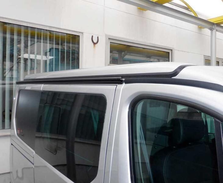 Reimo Multirail motorháztető a Renault Trafic jobb oldalához, cédrusbarázdával