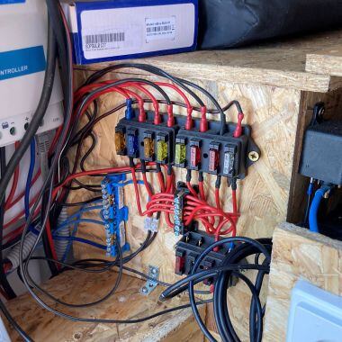 elektromos-biztositekok-a-mazlik-furgonban